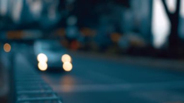 Gece arka plan arabalı City'de. Odak arka plan dışında