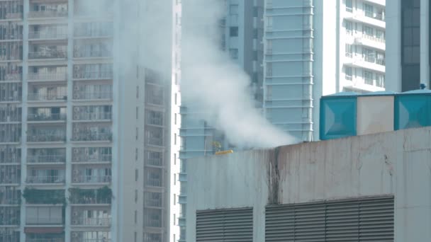 Vista ravvicinata del vapore sul tetto della città — Video Stock