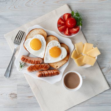 Aşk ile - bir kalp, kızarmış sosis ve kahve şeklinde kızarmış yumurta Kahvaltı