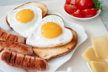 Aşk ile - bir kalp, kızarmış sosis ve kahve şeklinde kızarmış yumurta Kahvaltı