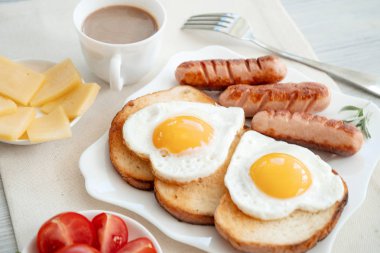 Aşk ile - bir kalp, kızarmış sosis ve kahve şeklinde kızarmış yumurta Kahvaltı