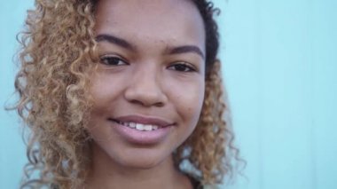 mavi bir arka plan siyah bir kıza el parmak uçlarında ağır çekimde aşağı pembe eritme dondurma akar