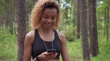 koşu ve kameraya bakarak sonra yürüyüş kıvırcık saçlı Genç güzel zenci kız