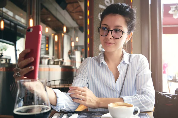 Jovem feliz fazendo auto retrato com no café — Fotografia de Stock