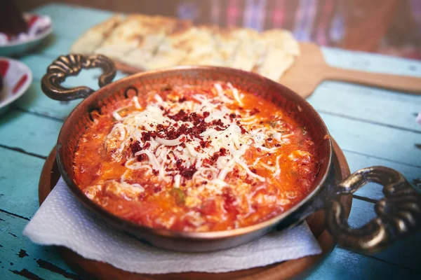 Geleneksel Türk yemek menüleri yumurta ve domateslerle yapılıyor.