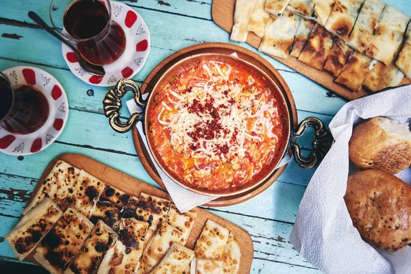 Alimentation traditionnelle turque hommes fabriqués avec des œufs et des tomates — Photo