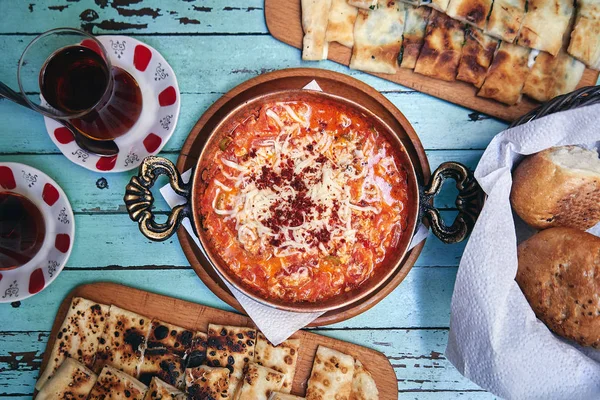 Geleneksel Türk yemek menüleri yumurta ve domateslerle yapılıyor.