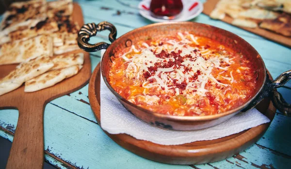 Geleneksel Türk yemek menüleri yumurta ve domateslerle yapılıyor.