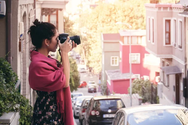 Femme photographe avec écharpe rouge, prendre des photos de la vieille ville — Photo