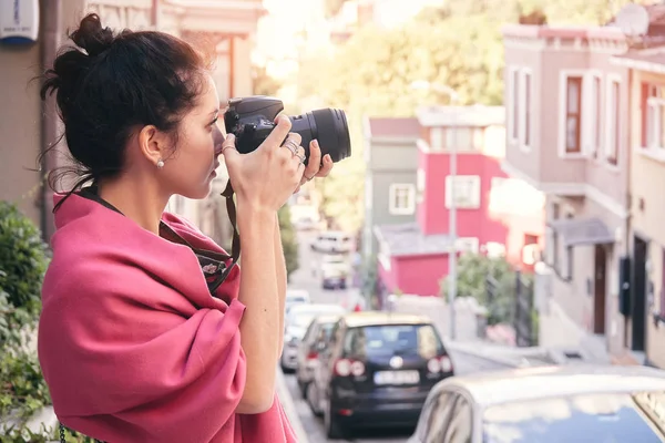 Femme photographe avec écharpe rouge, prendre des photos de la vieille ville — Photo