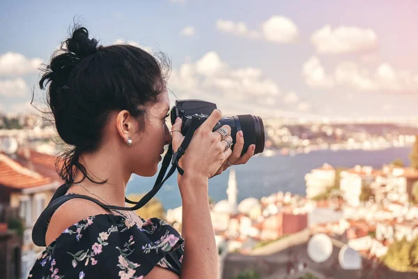 Kadın fotoğrafçı, Istanbul eski İlçesi'nde manzara fotoğrafını çekmek — Stok fotoğraf