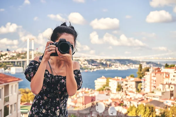 Femme photographe, prenant des photos de paysages dans le vieux quartier d'Istanbul — Photo