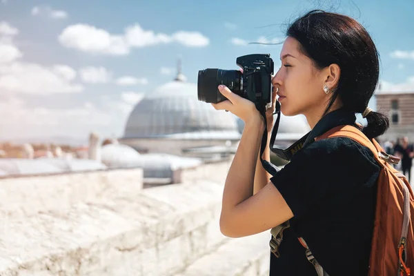 Photographe voyageuse prenant des photos de paysages d'istanbul — Photo