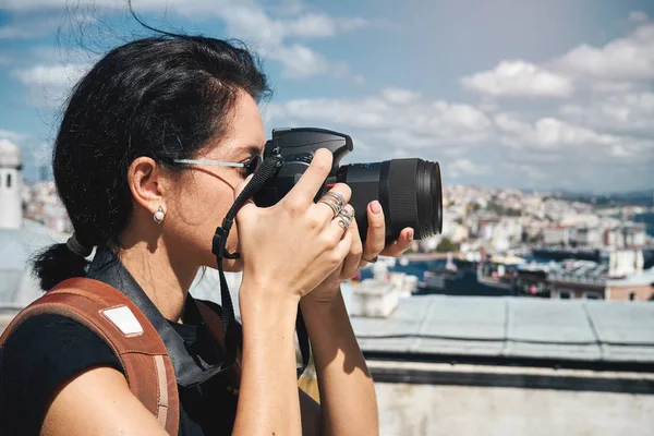 Photographe voyageuse prenant des photos de paysages d'istanbul — Photo