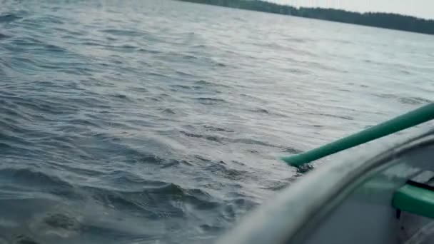 Весло в воде с брызгами воды в замедленной съемке — стоковое видео