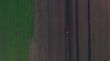 Modern patates-kazıcı romörk Traktör için bağlı havadan görünümü