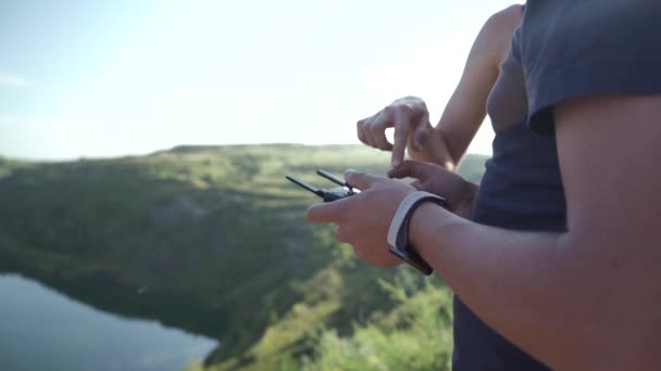 Drone Verksamhetsutövardepåkonto Fjärrkontroll Och Kvinnliga Händerna Pekar Displayen Controller Slowmotion — Stockvideo