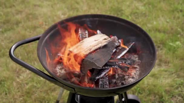 Barbecue au charbon de bois dans la cour est en flammes au ralenti — Video