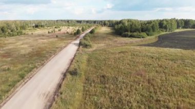 Havadan görünümü, kamera onun motosiklet off-road yolda sürme motocross binici takip eder