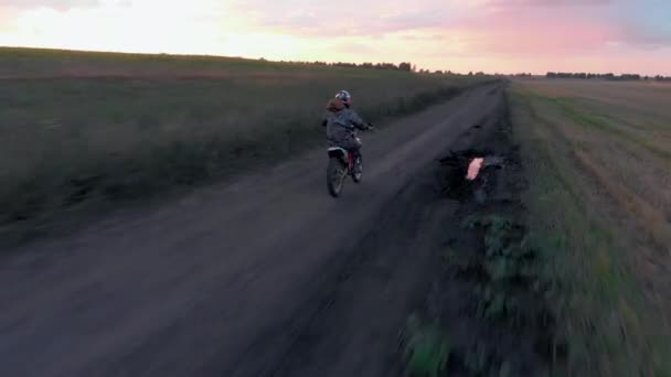 Luftaufnahme, Motocross-Fahrer auf seinem Motorrad auf der Offroad-Strecke — Stockvideo