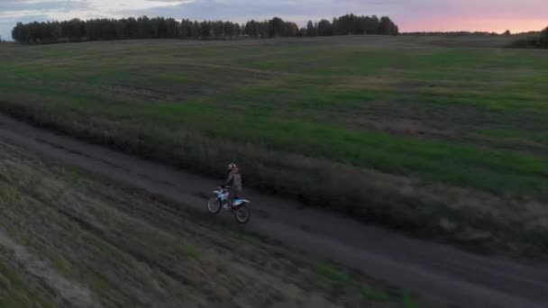 Vista aérea, motocross rider cabalgando en su motocicleta en la pista off-road — Vídeos de Stock