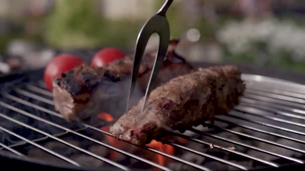 Primer plano de cocinar costillas de cerdo en la parrilla barbacoa — Vídeos de Stock