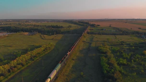 Gün batımında tren havadan görünümü — Stok video