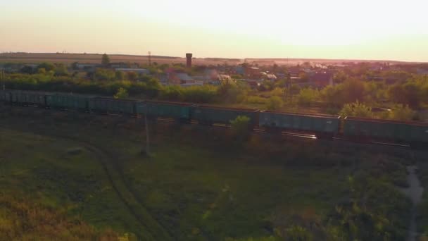 Luftaufnahme des Zuges bei Sonnenuntergang — Stockvideo