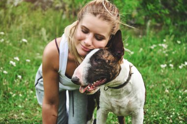 Kız ile boğa korkunç yeşil çimenlerin üzerinde