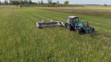 Çiftçi onun karada çalışıyor