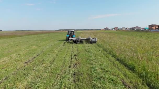 L'agricoltore sta lavorando sulla sua terra — Video Stock