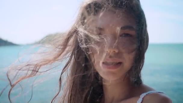Gros plan portrait de belle jeune femme cheveux soufflant dans le vent sur la villa au ralenti — Video
