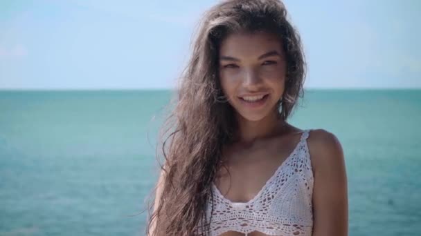 Portret van jonge mooie meisje in de buurt van het zwembad, uitzicht op oceaan, te ontspannen en plezier op vakantie. — Stockvideo