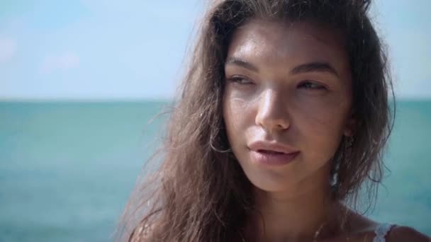 Retrato de la joven hermosa chica cerca de la piscina, vista al mar, relajarse y divertirse de vacaciones . — Vídeo de stock