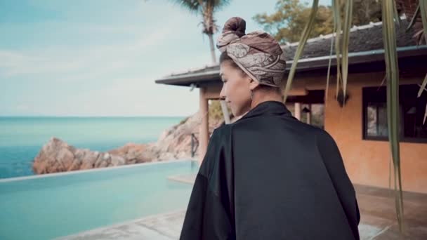Folgende Aufnahme von Glamour junge Frau zu Fuß zum Pool in Luxus-Villa in der Nähe des Ozeans — Stockvideo