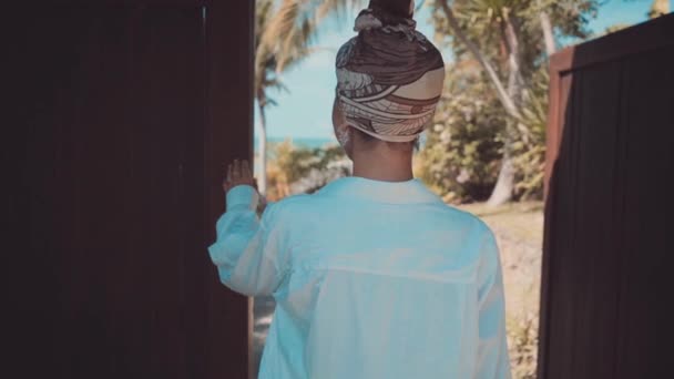 Aşağıdaki shot glamour genç kadın lüks Villa yavaş çekimde yürürken okyanus yakın: — Stok video
