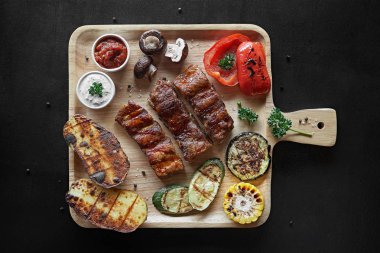 Barbekü domuz kaburga ile Sebze kesme tahtası üzerinde görünümü top