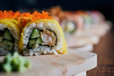 Suşi çeşitli ahşap masaya servis