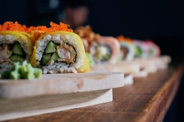Suşi çeşitli ahşap masaya servis