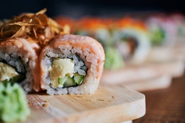 Suşi çeşitli ahşap masaya servis