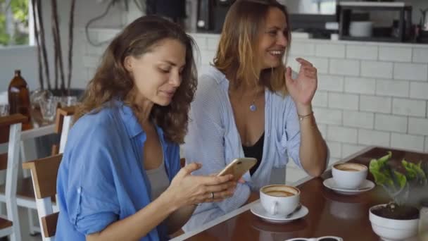 Lesbian couple dating in cafe. Two beautiful women taking selfie photo — Αρχείο Βίντεο