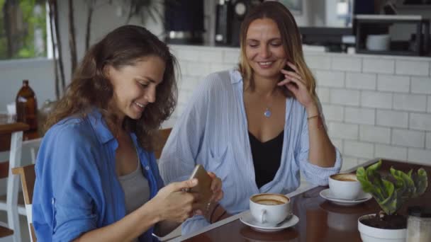 Lesbian couple dating in cafe. Two beautiful women taking selfie photo — Αρχείο Βίντεο