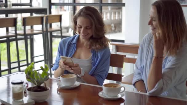 Lesbian couple dating in cafe. Two beautiful women taking selfie photo — Αρχείο Βίντεο