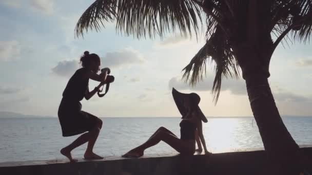 Photographe Prend Objectif Silhouette Modèle Chapeau Soleil Noir Plage — Video