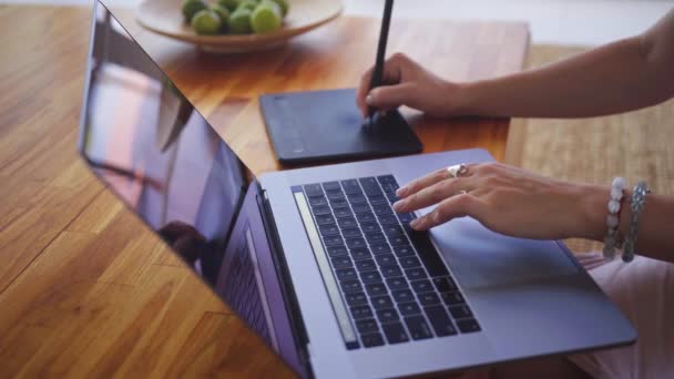 Manos femeninas trabajando en computadora y bloc de dibujo — Vídeo de stock