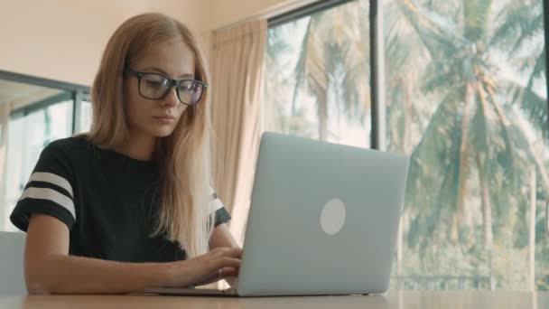 Mujer con tipos de cabello rubio en su computadora portátil en un día soleado. concepto freelance — Vídeos de Stock