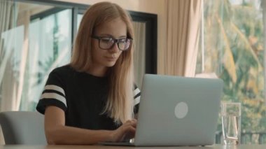 onu daire gün boyunca kadın türleri busily üstünde onu laptop vasıl belgili tanımlık pencere. serbest kavramı