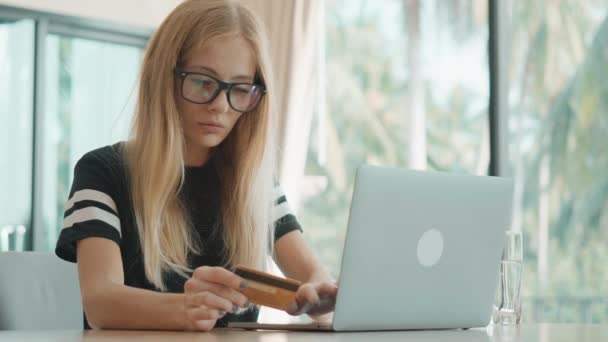 Ellenőrizze a lány adatait a hitelkártyáját is nő típusokat az ő adatait online — Stock videók