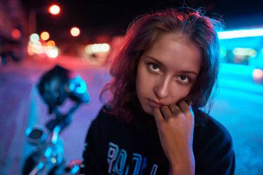 Neon yakın yukarı genç kadın portre giymek hoodie. gece şehir sokak shot