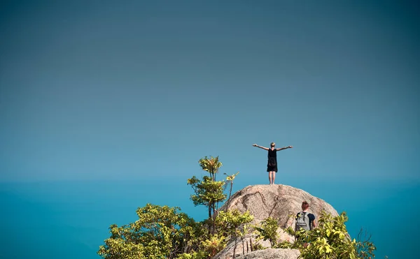 Girl standing on the mountain top over blue sea view — Stock Photo, Image